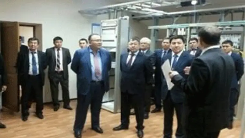 Глава Минтранскома посетил дата-центр в Акколе, фото - Новости Zakon.kz от 14.11.2013 02:22