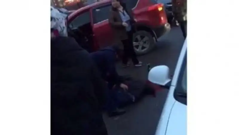 В центре Астаны на мужчину напали на глазах у прохожих