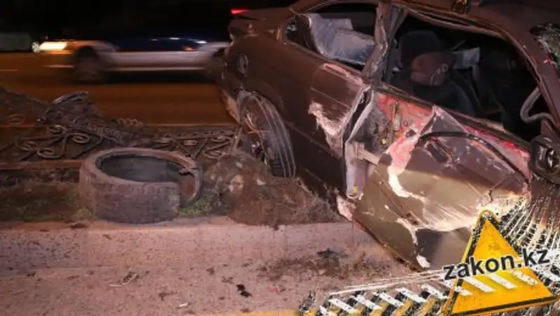 Девушка на BMW снесла забор на ВОАД