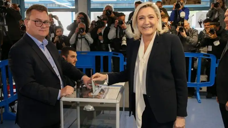 Марин Ле Пен признала поражение на выборах президента Франции