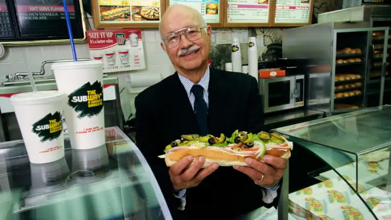 Умер миллиардер и cооснователь популярной сети быстрого питания