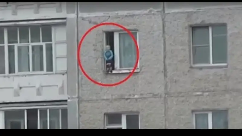 В Астане двое детей едва не упали с карниза окна