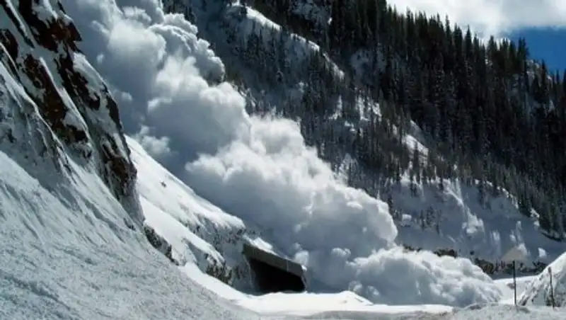 На трассе Бишкек-Ош в Кыргызстане снежная лавина накрыла три машины