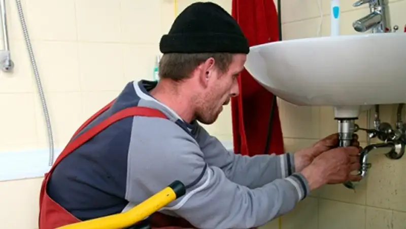 Танцующий сантехник зажег на работе