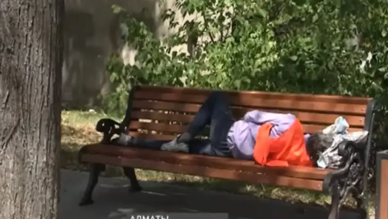 Жители одного из районов Алматы возмущены агрессивными бомжами