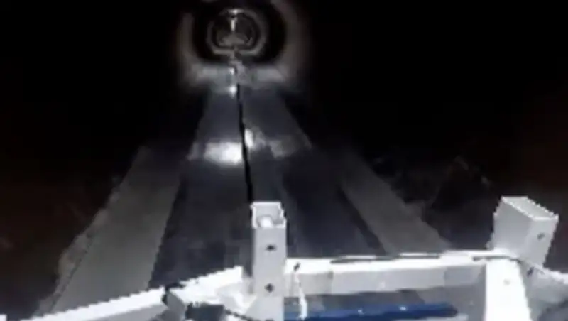 Илон Маск показал "головокружительное" видео испытания скоростного тоннеля