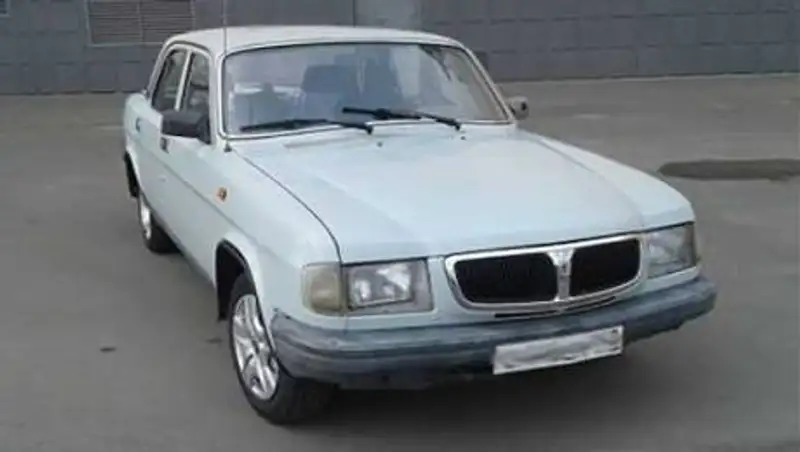 Житель Степногорска станцевал на крыше автомобиля пенсионера