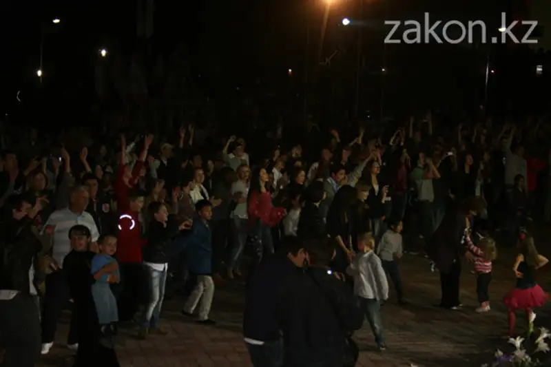 Парад оркестров в Алматы завершали классикой рока (фото) Парад оркестров в Алматы завершали классикой рока (фото), фото - Новости Zakon.kz от 10.09.2012 17:38