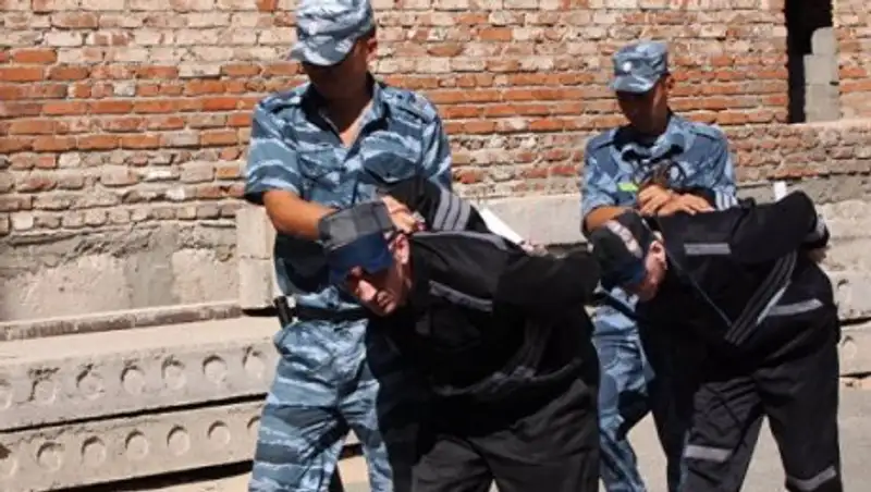 В колонии строгого режима объяснили, почему заключенные проткнули животы