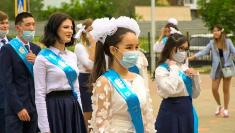 Казахстанские выпускники попрощались со школой в масках