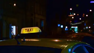 туркестанская область, миллион тенге забыли в такси , фото - Новости Zakon.kz от 17.06.2022 16:21