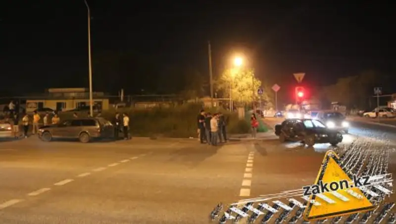 В Алматы два водителя не поделили перекресток
