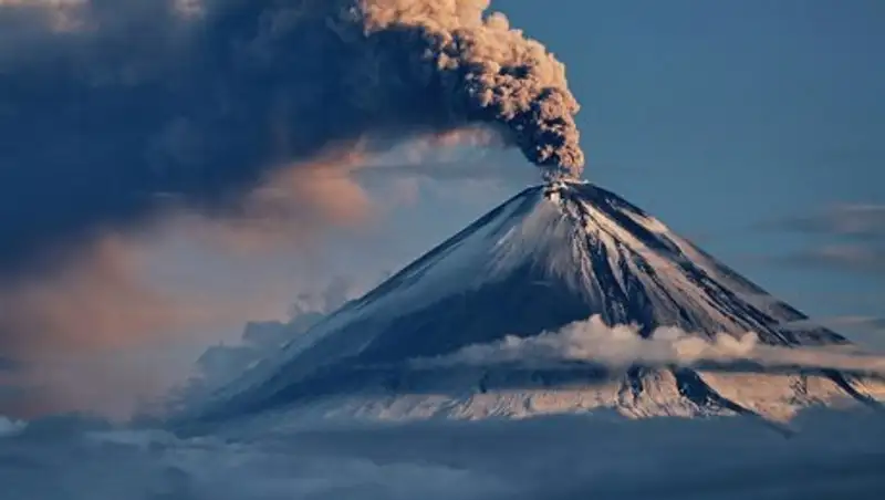 Вулкан Ключевской выбросил столб пепла на высоту 6 км