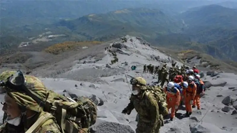 На вершине извергающегося вулкана в Японии нашли выживших туристов  