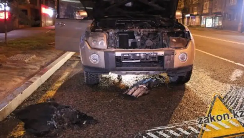 В Алматы на дороге загорелся автомобиль