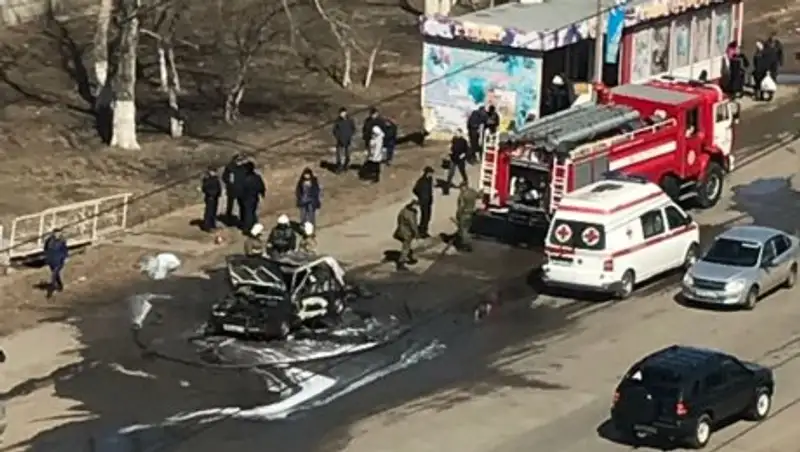 Возле автобусной остановки в Костанае сгорела машина