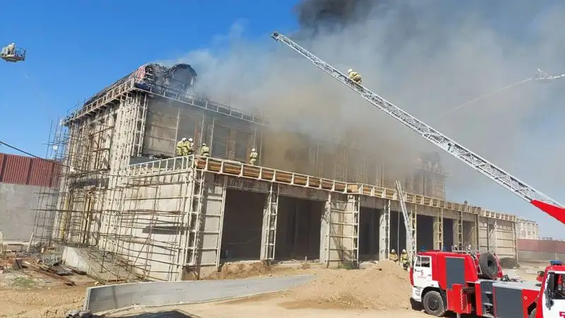 Почти 50 спасателей тушили двухэтажный дом в Шымкенте