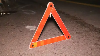 Столкновение инкассаторской машины и автобуса в Алматы попало на видео , фото - Новости Zakon.kz от 26.12.2022 11:41