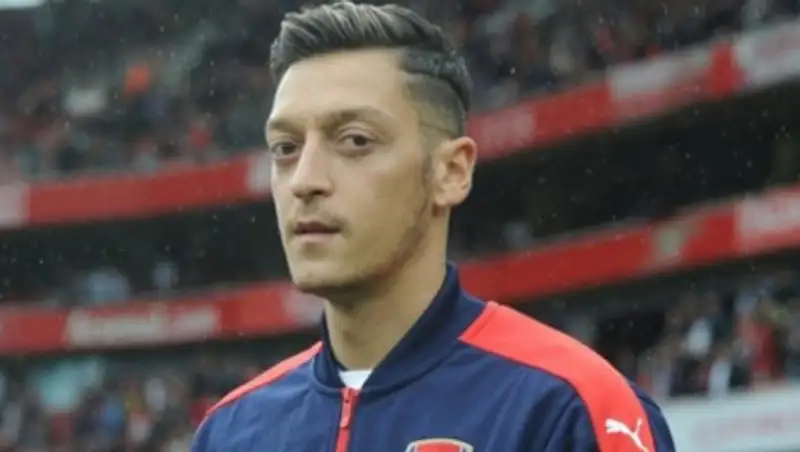 На Месута Озила напали с ножом