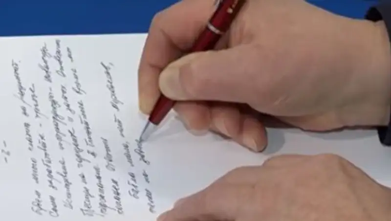 На совещании у Лукашенко чиновник писал о "телках" и "мерседесах"