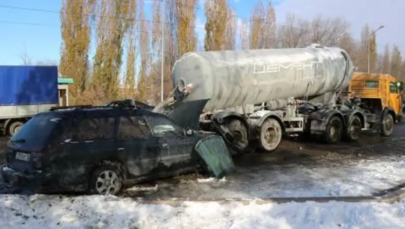 Subaru на летней резине врезался в цементовоз, пострадал подросток