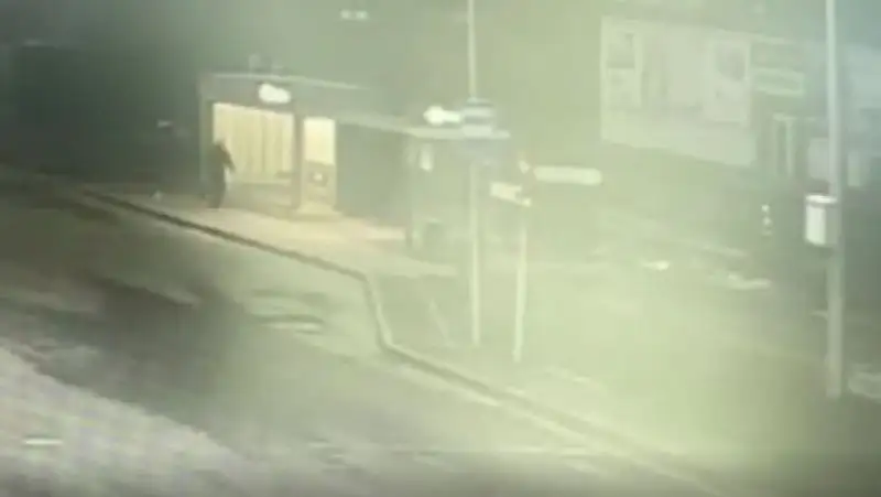 Полиция Нур-Султана нашла мужчину, который разбил стекло остановки