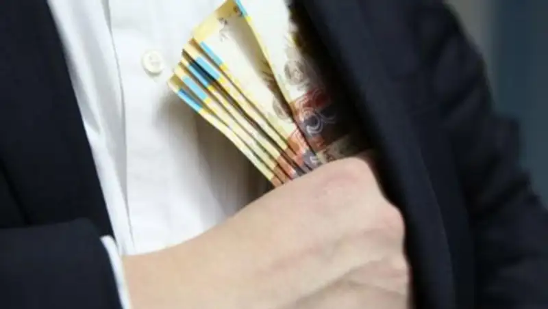 Замглавы Департамента по защите прав потребителей осужден за взятку и мошенничество