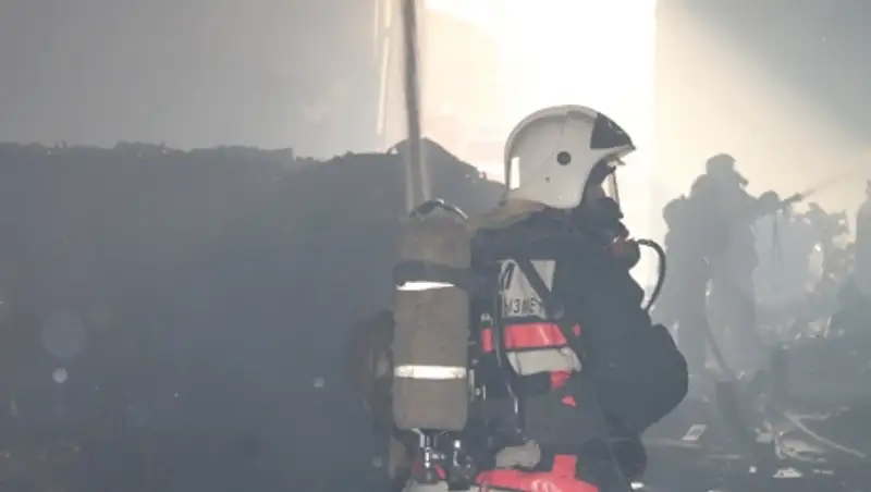 Крупный пожар произошел на лыжной базе в Щучинске