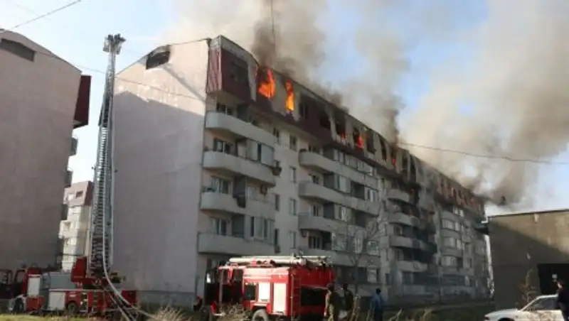 300 человек эвакуировали из горящего дома в Алматы