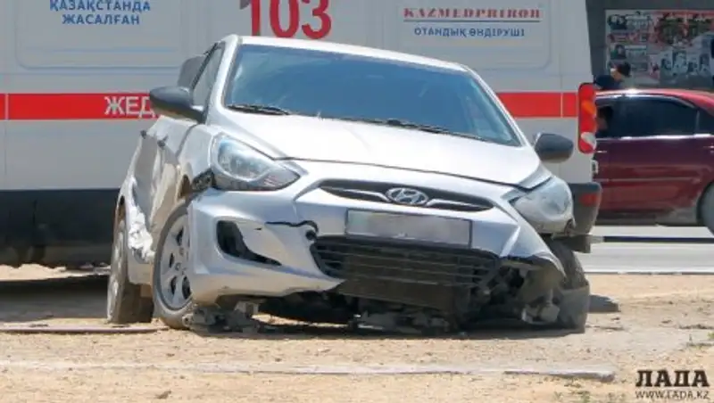 В центре Актау автомобиль с двумя детьми при ДТП вынесло на тротуар