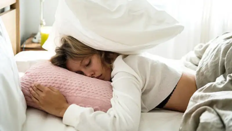 Врач рассказал, можно ли компенсировать недосып в выходные