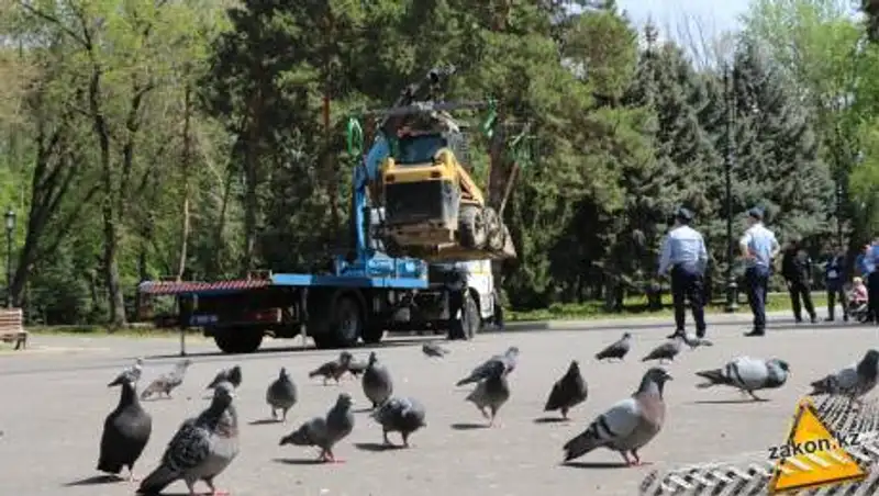 Трехлетнего ребенка насмерть сбил погрузчик в парке в Алматы