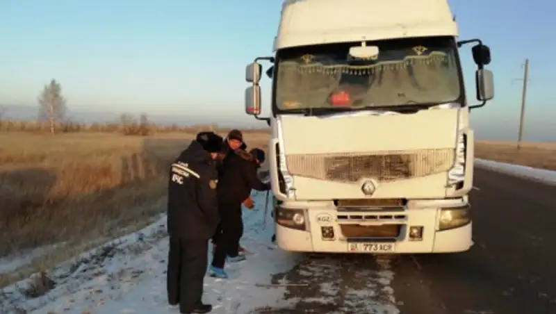 Иностранных водителей из замерзшего грузовика спасли в Павлодарской области