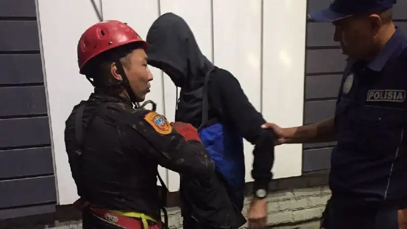 Парень пытался спрыгнуть с пешеходного моста в Усть-Каменогорске