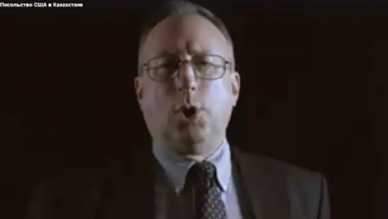 Посол США в Казахстане исполнил гимн РК под домбру