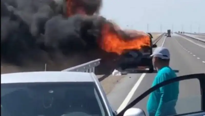 На трассе в Мангистауской области сгорел автобус