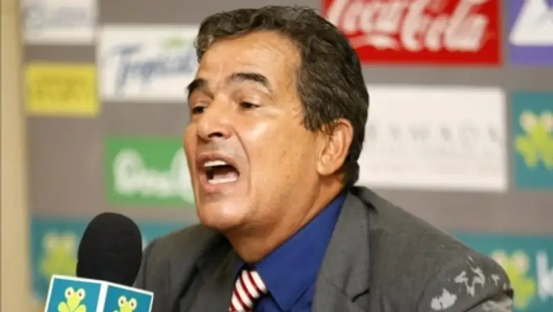 Тренер Коста-Рики призвал следить за "нырками" Роббена