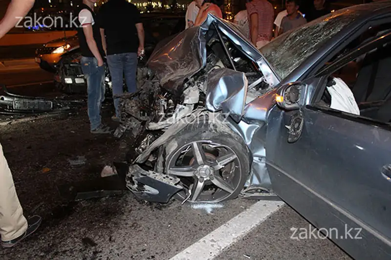 Два Мерседеса не подлежат восстановлению после столкновения на аль-Фараби-Сейфуллина в Алматы (фото), фото - Новости Zakon.kz от 11.07.2013 18:22