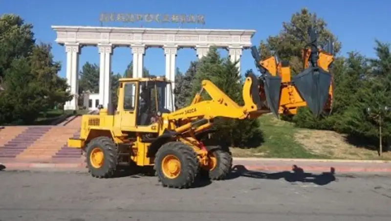 В Шымкентский дендрологический парк приобретен агрегат для пересадки деревьев