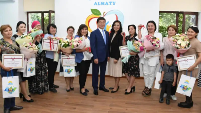 Аким Алматы вручил ключи от квартир многодетным семьям