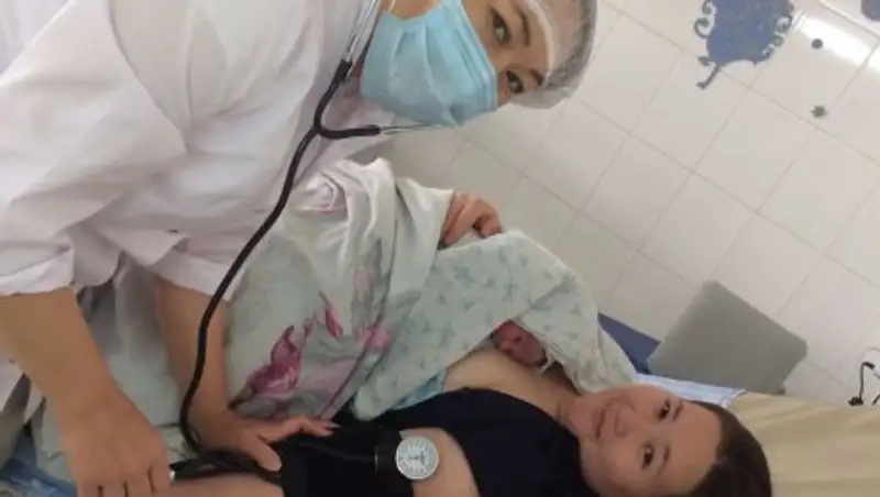 В Мангистау акушер приняла роды в придорожном кафе