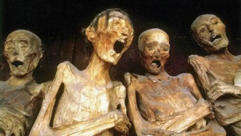  17 мумий обнаружили археологи при раскопках в Египте 