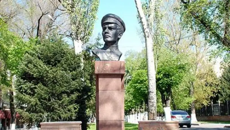 Бюст Фурманова переедет с проспекта Назарбаева