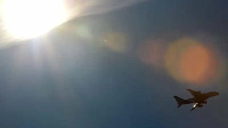 Военный самолет рухнул на завод Coca-Cola в испанской Севилье