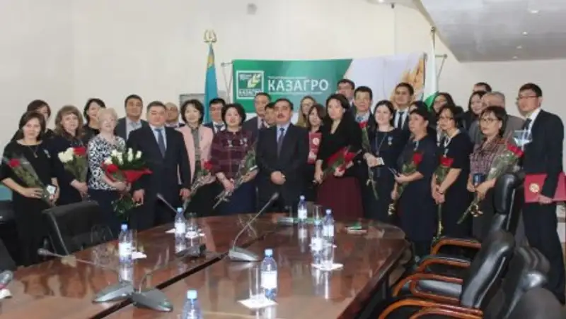 Холдинг «КазАгро» поздравил с 25-летим Независимости Казахстана