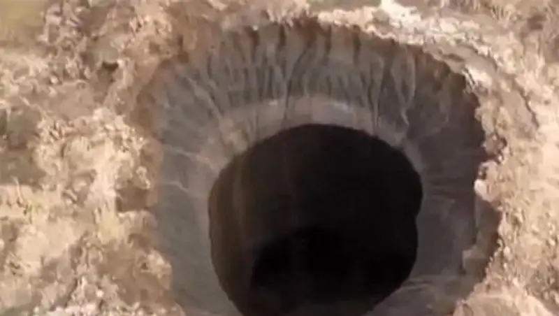 Тайны гигантского кратера: исследователи спустились в ямальскую "черную дыру"