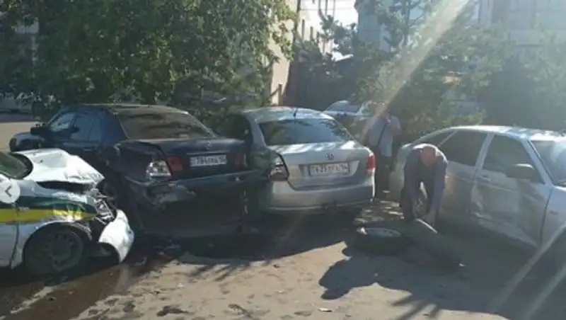 В массовом ДТП в Павлодаре столкнулись 5 автомобилей