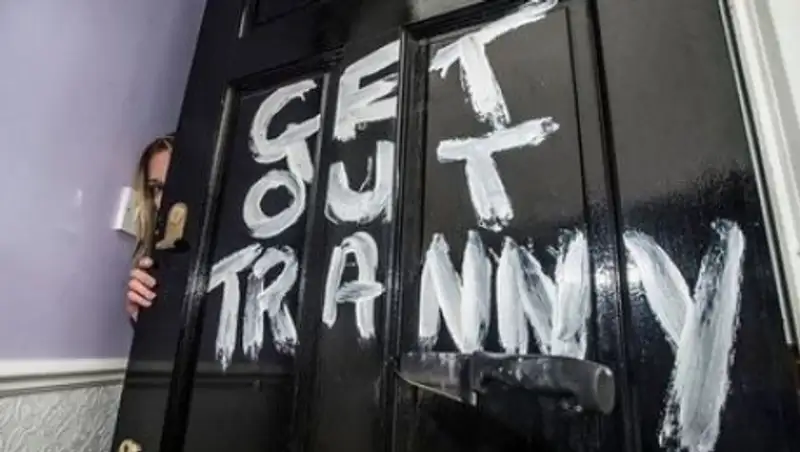 Соседи устроили травлю оказавшейся мужчиной британки