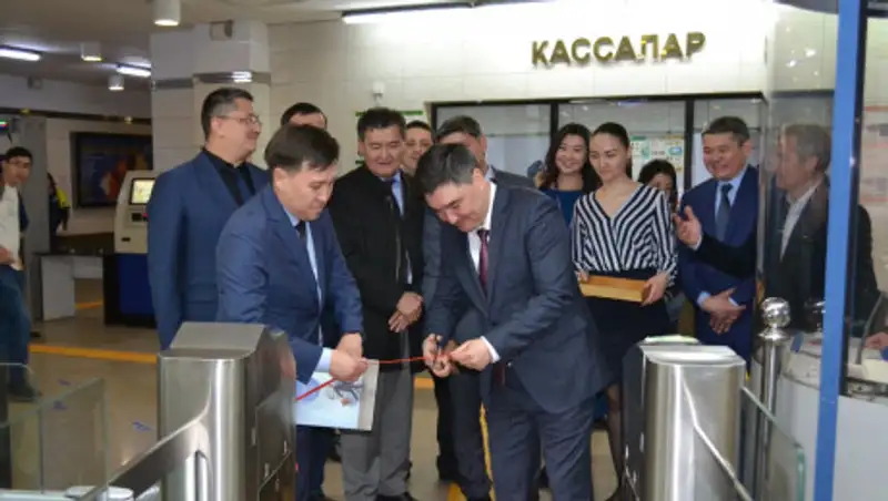 Новый турникет честности открылся в метро Алматы