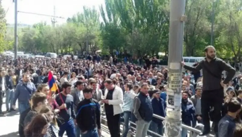 Армению охватили протесты: в Ереване столкновения и перекрыты улицы